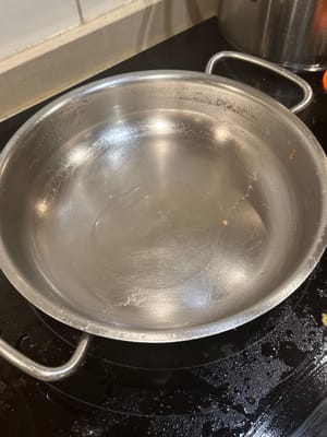 Dans une nouvelle poêle avec de l'huile, ajouter l'ail et le persil. Remuer pendant environ 30 secondes.