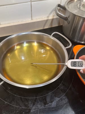 Calienta el aceite a 180 °C.