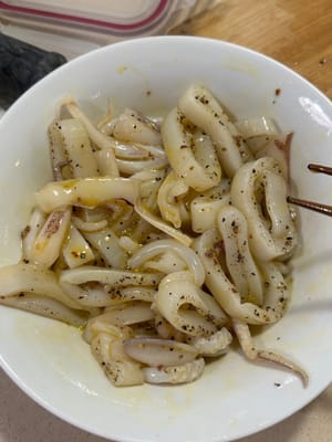 En un bol, bate el huevo y añade los calamares sazonados. Asegúrate de que estén bien integrados.