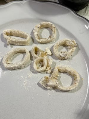 Cubra los calamares con harina, retire suavemente el exceso de harina y colóquelos en un plato limpio para freír.