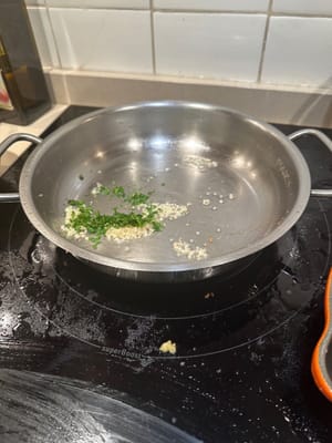 En una sartén nueva con aceite, añadir el ajo y el perejil. Remover durante unos 30 segundos.