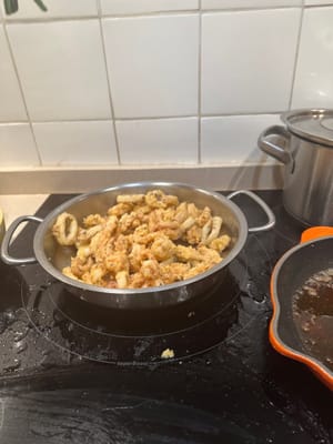 Agregue los calamares y cubra uniformemente cada pieza.