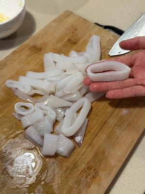 Cortar los calamares en aros.