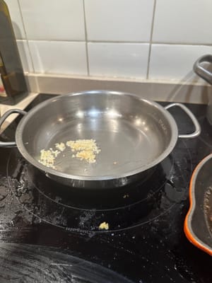 Dans une nouvelle poêle avec de l'huile, ajouter l'ail et le persil. Remuer pendant environ 30 secondes.
