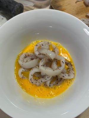 Dans un bol, fouettez l'œuf et ajoutez les calamars assaisonnés. Assurez-vous qu'ils soient bien incorporés.