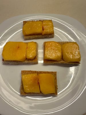 Ensuite, coupez la pêche en morceaux de la taille qui tiennent sur les tranches de pain grillé.