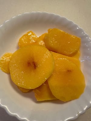 Ensuite, coupez la pêche en morceaux de la taille qui tiennent sur les tranches de pain grillé.