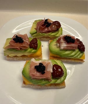 Dernièrement, garnissez de caviar, de tomates séchées et de vinaigre balsamique. Servez et dégustez !