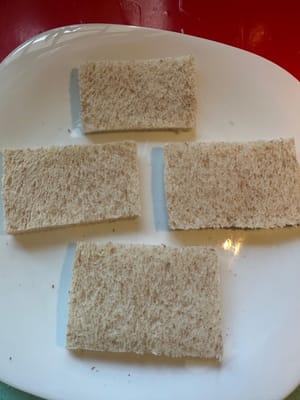 Découpez le pain grillé en 4 petits rectangles en retirant les croûtes.