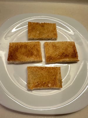 Ensuite, coupez la pêche en morceaux de la taille qui tiennent sur les tranches de pain grillé.