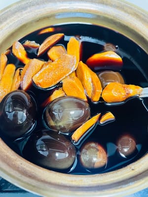 By the third day, the ginger is so flavorful that the egg is even colored inside. That's what you call truly flavorful. Store-bought ginger vinegar has only a discolored shell and no flavor. Some ginger vinegar for postpartum confinement soaks for half a month.
