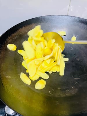 Heat the pan until hot, add the ginger slices and fry until dry.