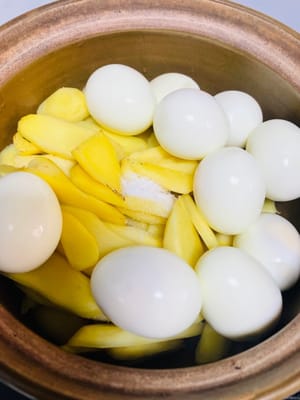 Gunakan panci tanah liat; cuka asam sangat cocok untuk ini. Masukkan jahe goreng dan sesendok garam, bersama telur kupas, 100 gram gula merah, dan 800 gram cuka jahe. Didihkan dan segera matikan api. Didihkan setiap dua hari, matikan api setelah mulai mendidih.