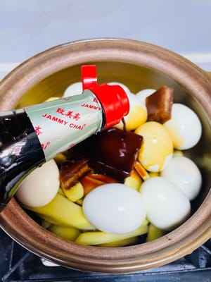 Use a clay pot; the acidic vinegar is perfect for this. Add the fried ginger and a spoonful of salt, along with the peeled eggs, 100 grams of brown sugar, and 800 grams of ginger vinegar. Bring to a boil and immediately turn off the heat. Bring to a boil every two days, turning off the heat once it begins to boil.