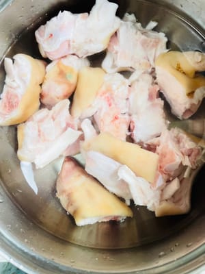 Rebus kaki babi hingga bersih, cuci bersih, potong-potong besar, masukkan cabai, daun bawang, arak masak, dan jahe ke dalam panci berisi air dingin, rebus selama 5 menit, cuci bersih, dan tiriskan.
