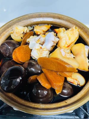 Setelah jahe dan telur dimasak tiga kali dan direndam selama lima hari, masukkan kaki babi yang sudah ditiriskan. Jika panci kecil, angkat jahe dan telur, lalu masak kaki babi langsung. Jangan lupa tambahkan sedikit garam. Panaskan kaki babi setiap dua hari sekali, didihkan, lalu matikan api. Saat disajikan, panaskan jahe, telur, dan kaki babi secara terpisah. Jika tidak, kaki babi akan terlalu matang dan alot, dan telur akan menjadi keras jika terlalu matang.