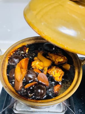 After the ginger and eggs have been cooked three times and soaked for five days, add the drained pork trotter. If the pot is small, remove the ginger and eggs and cook the pork trotter directly. Remember to add a pinch of salt. Heat the pork trotter every other day, bringing it to a boil and then turning off the heat. When serving, heat the ginger, eggs, and pork trotter separately. Otherwise, the pork trotter will be overcooked and chewy, and the eggs will become hard if overcooked.