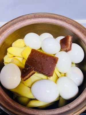 Gunakan panci tanah liat; cuka asam sangat cocok untuk ini. Masukkan jahe goreng dan sesendok garam, bersama telur kupas, 100 gram gula merah, dan 800 gram cuka jahe. Didihkan dan segera matikan api. Didihkan setiap dua hari, matikan api setelah mulai mendidih.