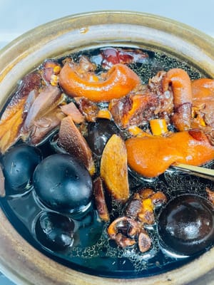 Bring to a boil every two days, turn off the heat when it boils. By the third time, the pig's feet are very flavorful, tender and chewy.