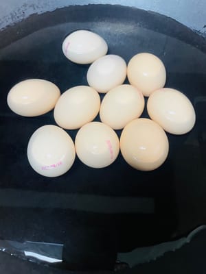 Rebus telur selama 8-10 menit. Setelah matang, rendam dalam air dingin, kupas, dan sisihkan. Jika Anda tidak terburu-buru untuk memakannya, Anda bisa memasaknya dua hari kemudian.