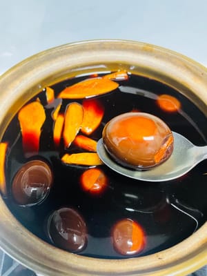 Pada hari ketiga, jahe sudah sangat beraroma sehingga bagian dalam telur pun berwarna merata. Itulah yang disebut benar-benar beraroma. Cuka jahe yang dibeli di toko hanya memiliki cangkang yang berubah warna dan tidak berasa. Beberapa cuka jahe untuk ibu pascapersalinan dapat direndam selama setengah bulan.