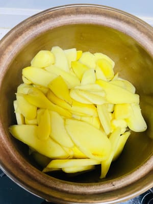 Gunakan panci tanah liat; cuka asam sangat cocok untuk ini. Masukkan jahe goreng dan sesendok garam, bersama telur kupas, 100 gram gula merah, dan 800 gram cuka jahe. Didihkan dan segera matikan api. Didihkan setiap dua hari, matikan api setelah mulai mendidih.