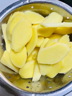 Buy the kind of ginger that has no residue and is not too spicy. Peel it, slice it, and wash it.