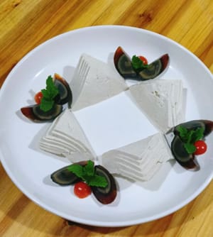 Disposez les œufs conservés réservés, le houttuynia cordata et les fruits sacrés dans l'assiette dans l'ordre.