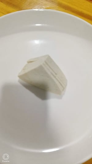 Coupez le tofu blanchi en fines tranches.