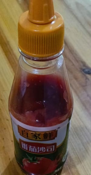 une bouteille de ketchup