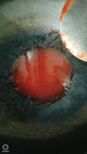 Mettre 30 mg de concentré de tomates dans une autre casserole.