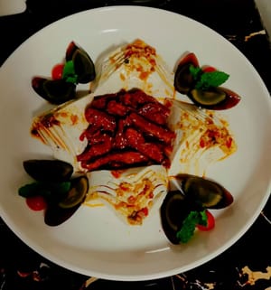 Verser la sauce mélangée sur la viande croustillante et le tofu dans le plat.