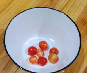 Couper le fruit sacré en deux et réserver