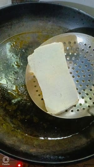 Porter l'eau à ébullition. Ajouter le tofu triangulaire et le blanchir 20 secondes. Réserver.