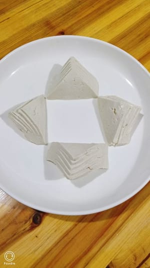 Disposer le tofu finement tranché dans l'assiette dans l'ordre.