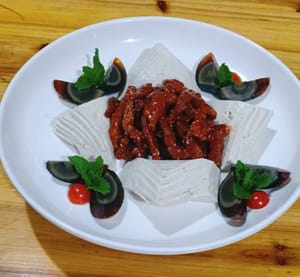 Déposer les lanières de viande frites au milieu du tofu.