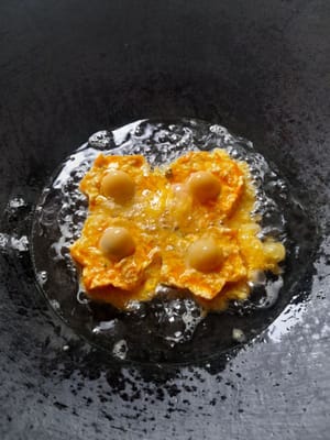 Freír en aceite caliente, a fuego lento hasta que se dore.