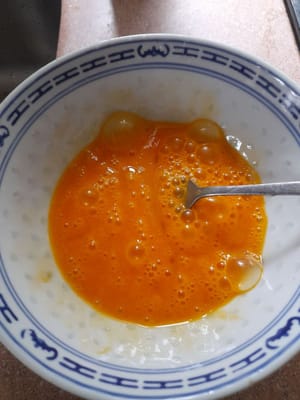 Ingredientes para mojar (2 huevos, 1/4 cucharadita de sal)
