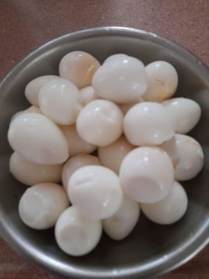 Primero, hierva los huevos de codorniz hasta que estén cocidos, luego pélelos y resérvelos.