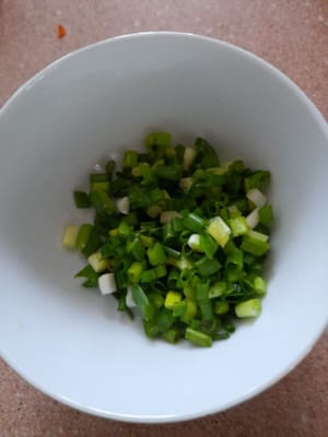 Luego rallar las zanahorias, las cebolletas cortadas finamente