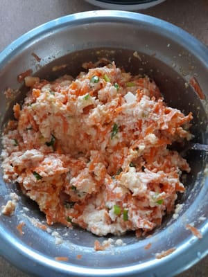 Triturar el tofu y mezclar con todos los ingredientes (zanahorias, cebolletas y 1 huevo), excepto los huevos de codorniz. Remover bien.