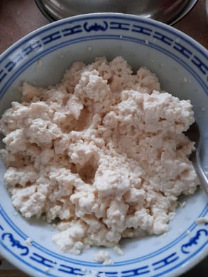 Puree the tofu, mix with all the ingredients (carrots, spring onions and 1 egg), except the quail eggs. Stir well.