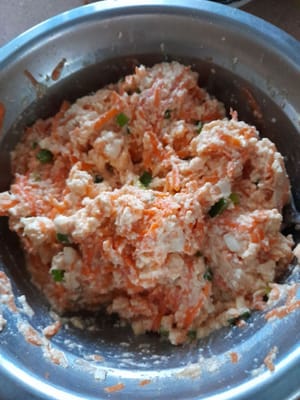 Agregue las especias molidas (ajo, sal, pimienta en polvo y caldo en polvo) y revuelva hasta que estén bien mezclados.