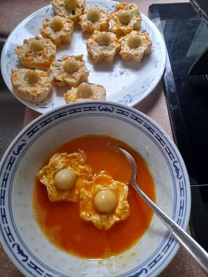 Sumerja el tofu nido de pájaro en la salsa para mojar.