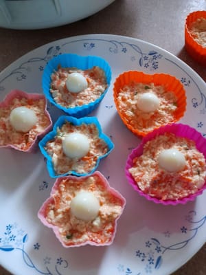 Colocar los huevos de codorniz encima, presionando ligeramente para que no se desprendan.