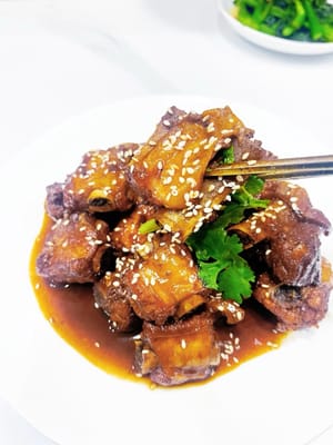 Parsemer de graines de sésame blanc et de coriandre, garnir de Titian. Même les prunes confites sont délicieuses.