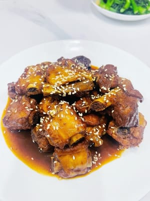Côtes de porc appétissantes aux écorces de prune et de mandarine