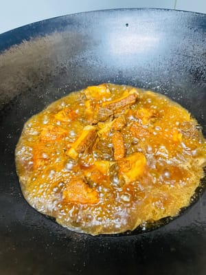 After the pressure in the pressure cooker has naturally dropped, open the lid and pour the sauce back into the wok. Cook over high heat until the sauce is thick enough to coat the pork ribs. Then serve.