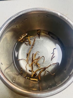 Faites tremper les prunes traitées neuf fois, les prunes traitées neuf fois, les prunes traitées neuf fois (c'est un ingrédient important, je le dis trois fois, n'utilisez pas d'autres prunes), l'écorce de mandarine (je l'ai achetée en morceaux) ou les tranches dans l'eau pendant 10 minutes respectivement pour leur permettre d'absorber complètement l'eau et de libérer leur saveur unique, ajoutant un fond aigre-doux aux côtes.