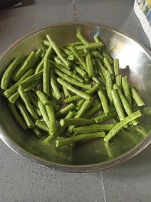 Couper les haricots longs